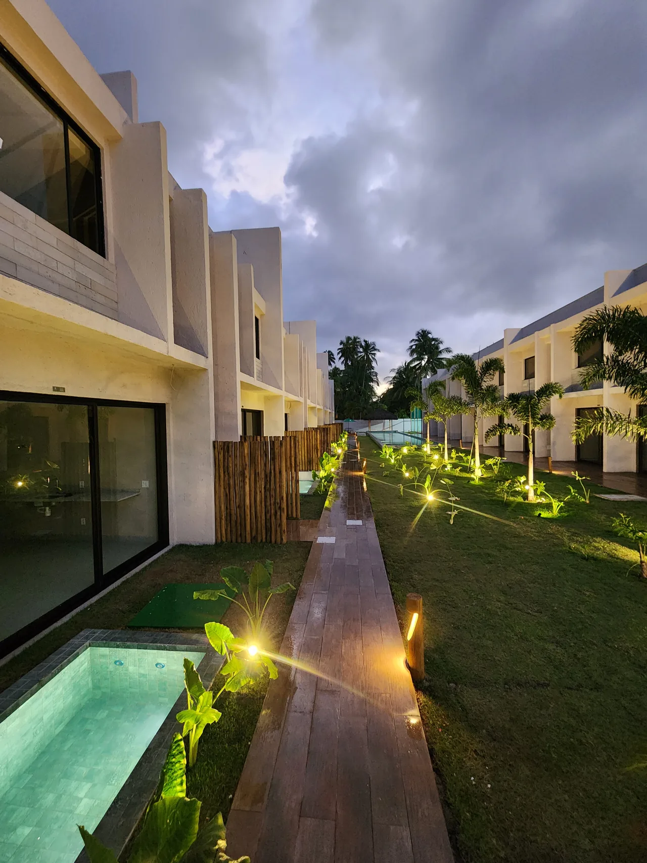 Área externa iluminada do Manah Villa Boutique