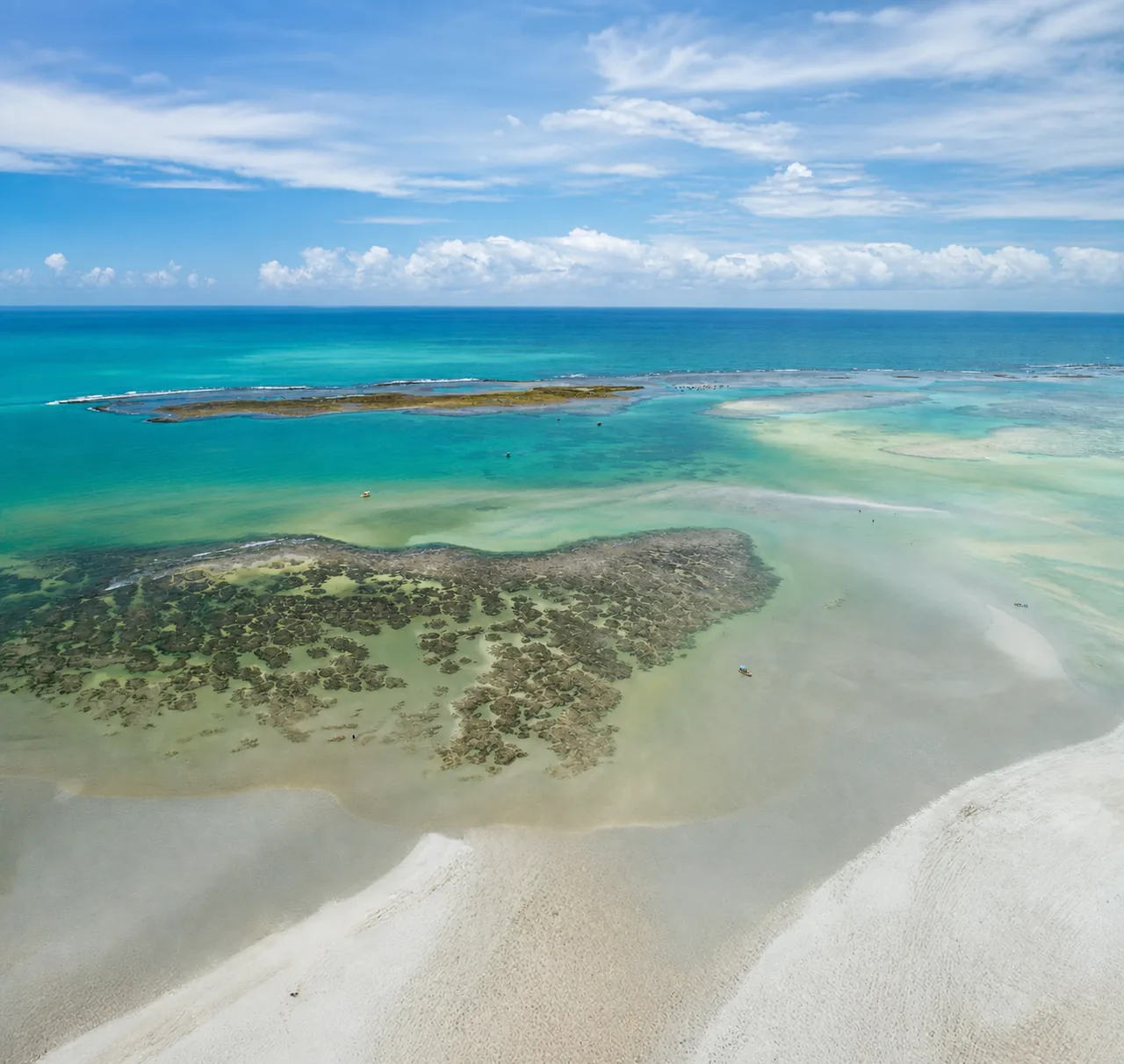Vista aérea do mar na Rota Ecológica dos Milagres